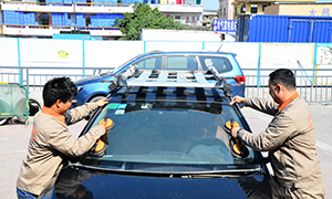 轎車擋風玻璃怎麼準確運用玻璃水