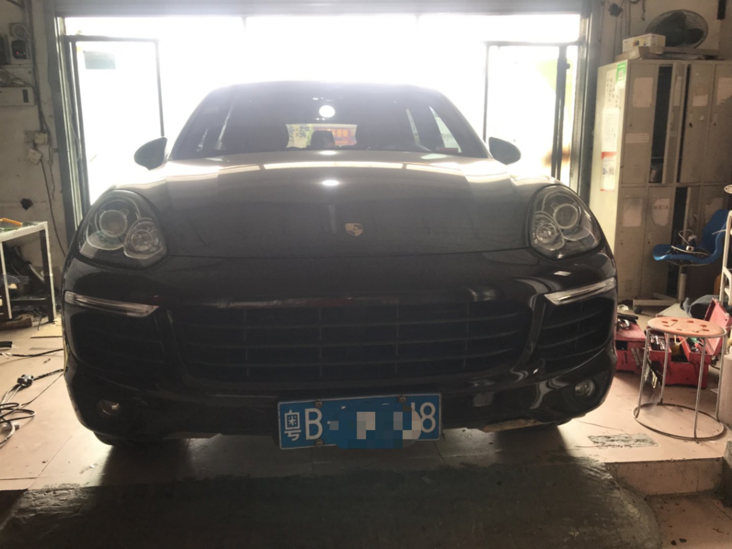 擋風玻璃裂了一米長