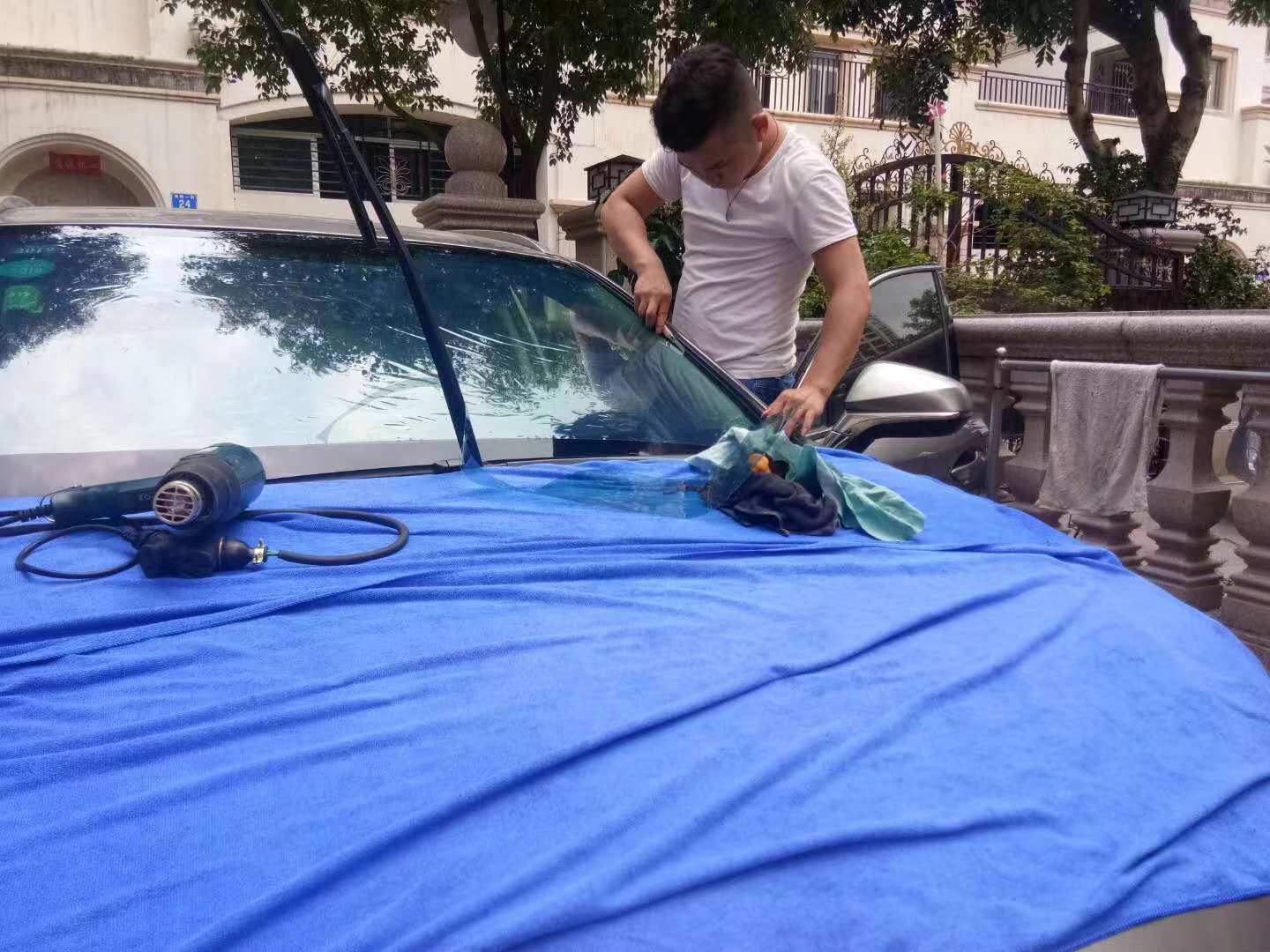 汽車玻璃貼膜後幾天可以開窗