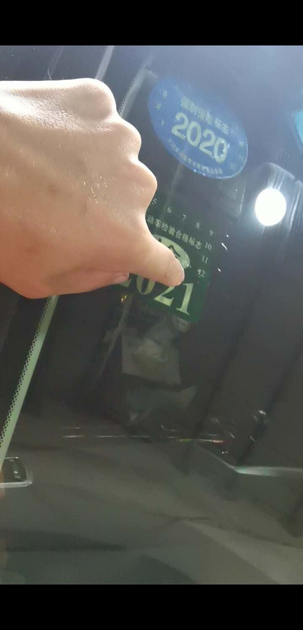 開車時被小石子砸到擋風玻璃上,芝麻大的小白點,要不要修理?