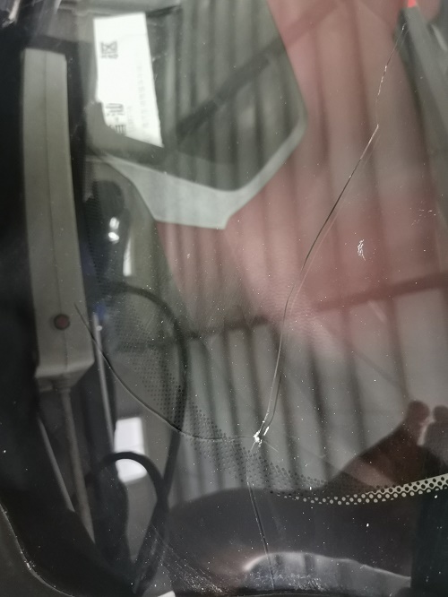 汽車玻璃裂縫怎麼修複         汽車玻璃裂縫修複最好辦法    該去哪裏修複呢？