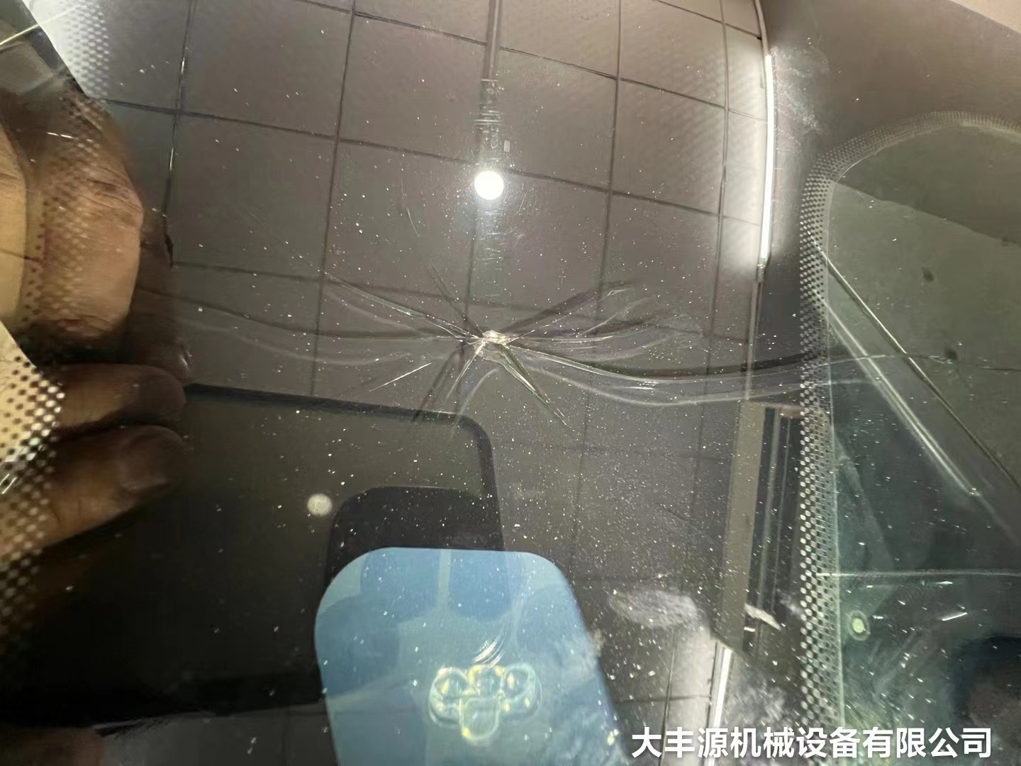 汽車前擋風玻璃出現裂縫需要修複嗎？