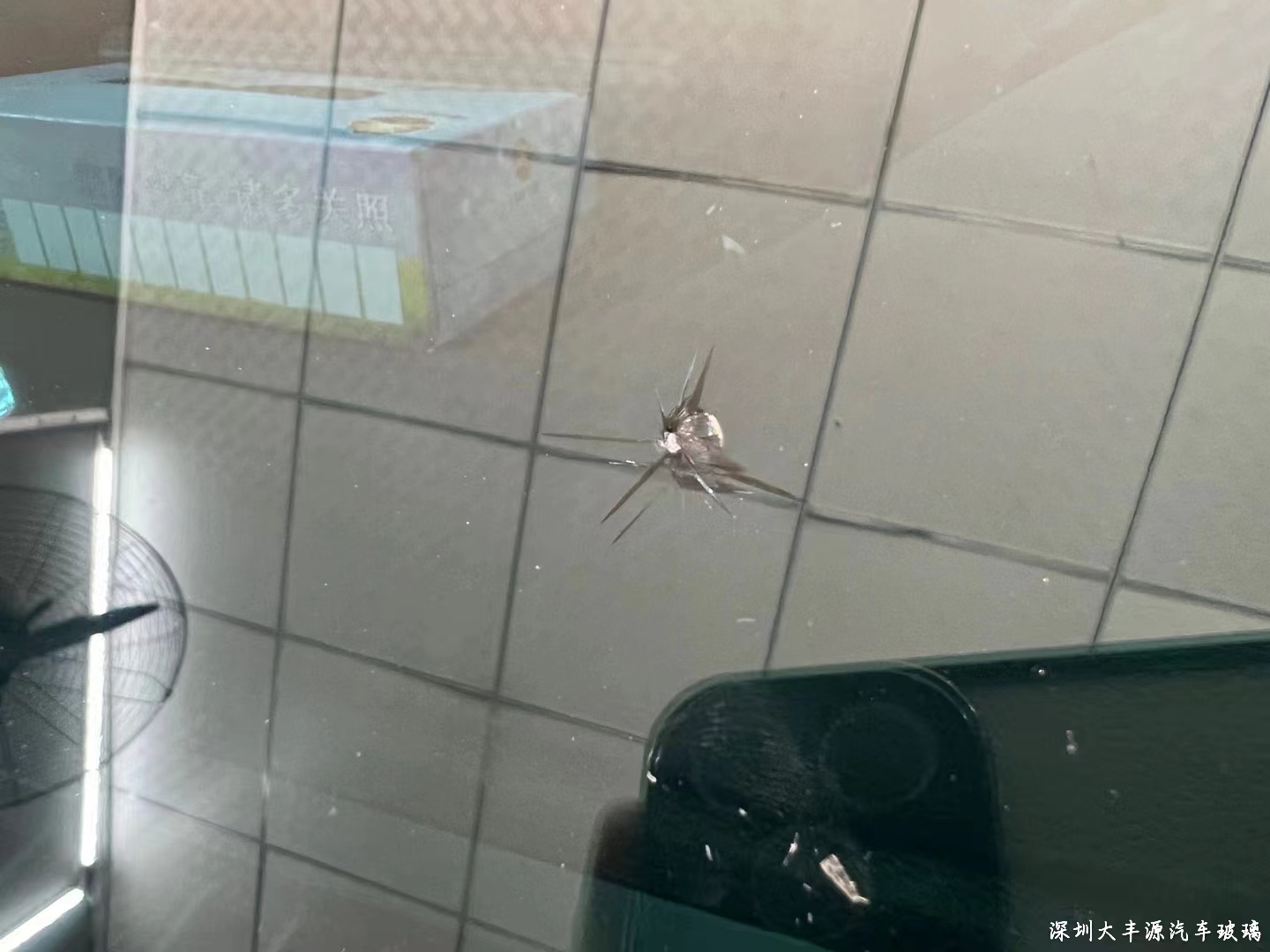 汽車擋風玻璃裂了修複還是更換？