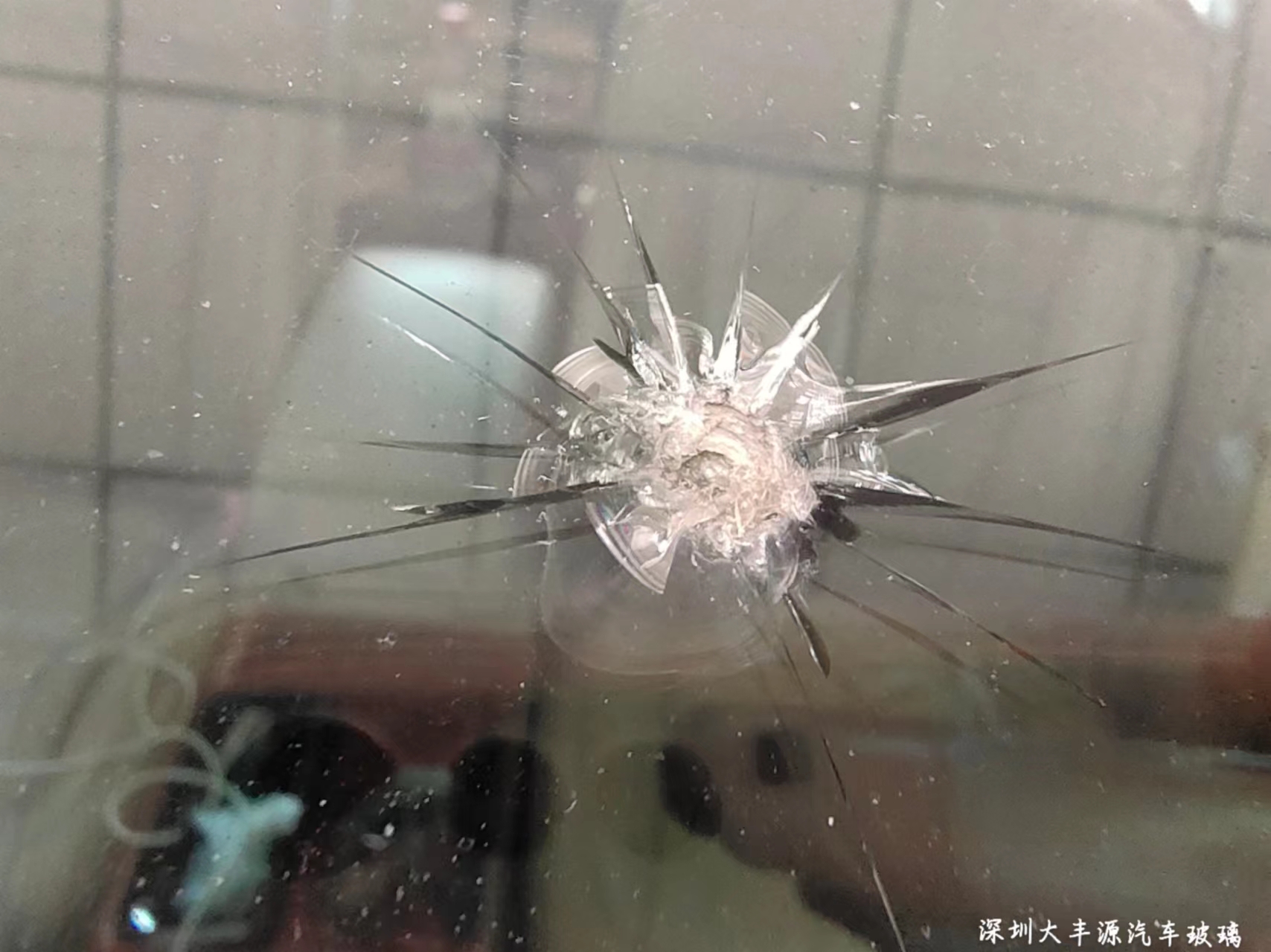 擋風玻璃被石頭擊中的小坑可以修複嗎？