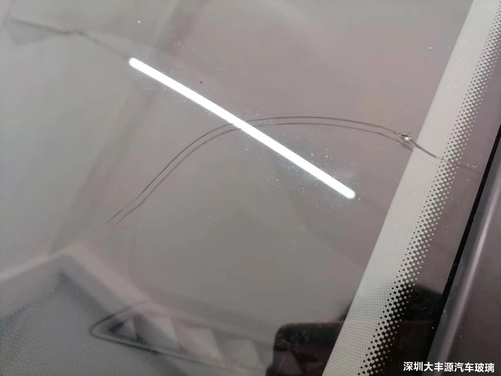 汽車前擋風玻璃出現裂痕怎麼處理？